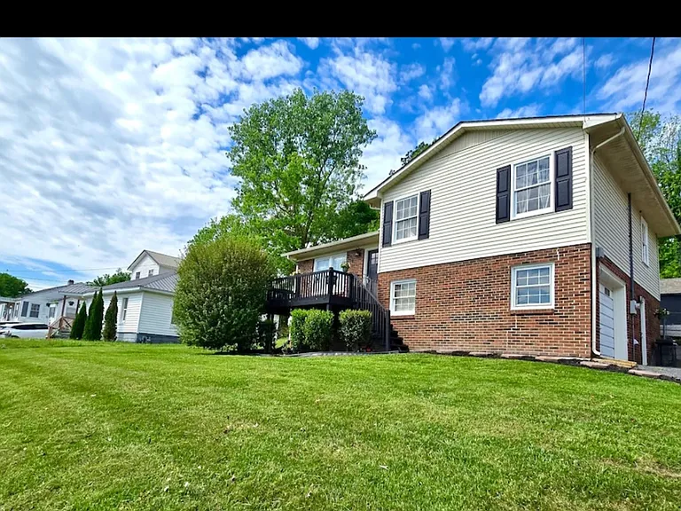 205 Edgewood St — Photo 2