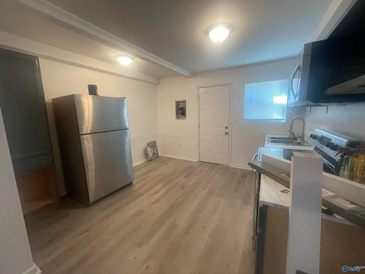 2 bed, 1.0 bath, 800 sqft, $1,050 — Photo 2