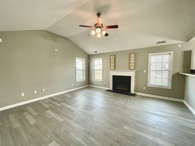 219 Bennington Dr — Photo 8