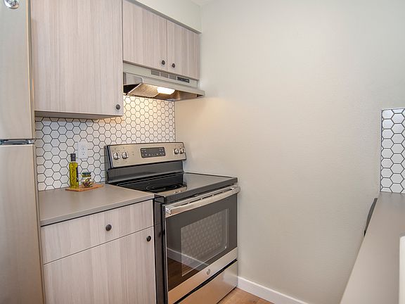 3rd image of 831 S Lincoln St APT 101