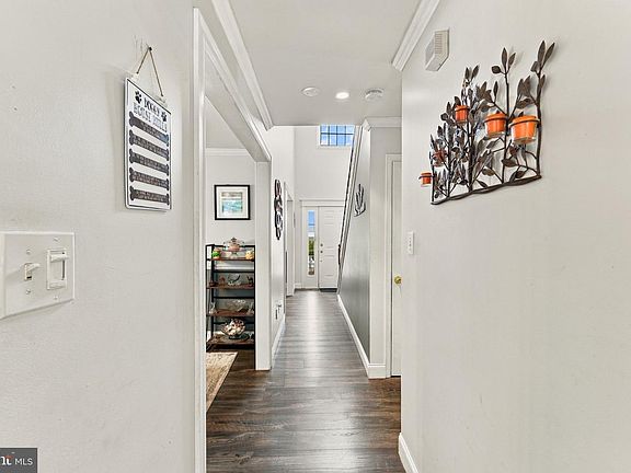 5th image of 33 Delancy Ct