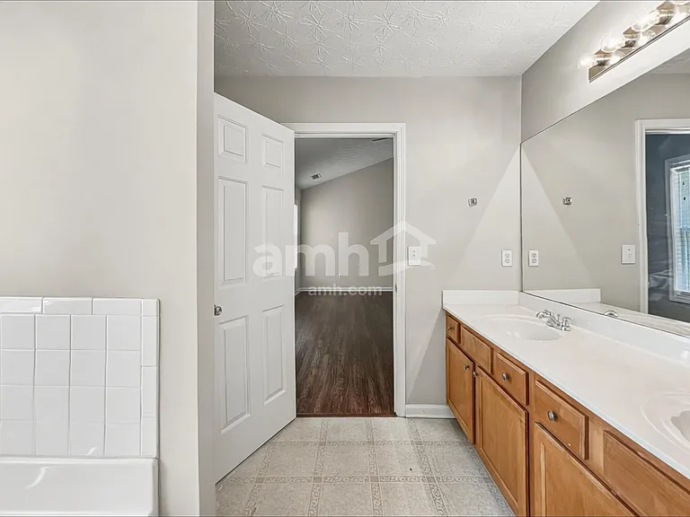 1558 Great Shoals Cir — Photo 14