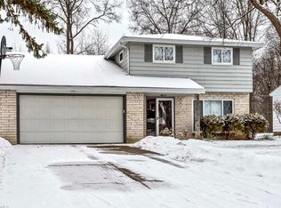 5967 Forest Ridge Dr, North Olmsted, OH