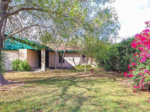 3rd image of 1303 Yosemite Dr