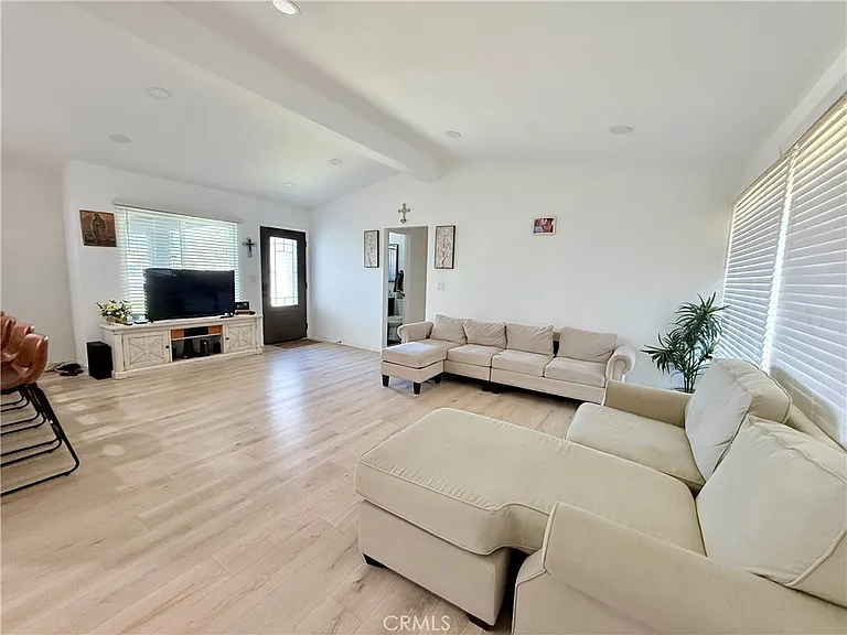 657 E King St — Photo 6