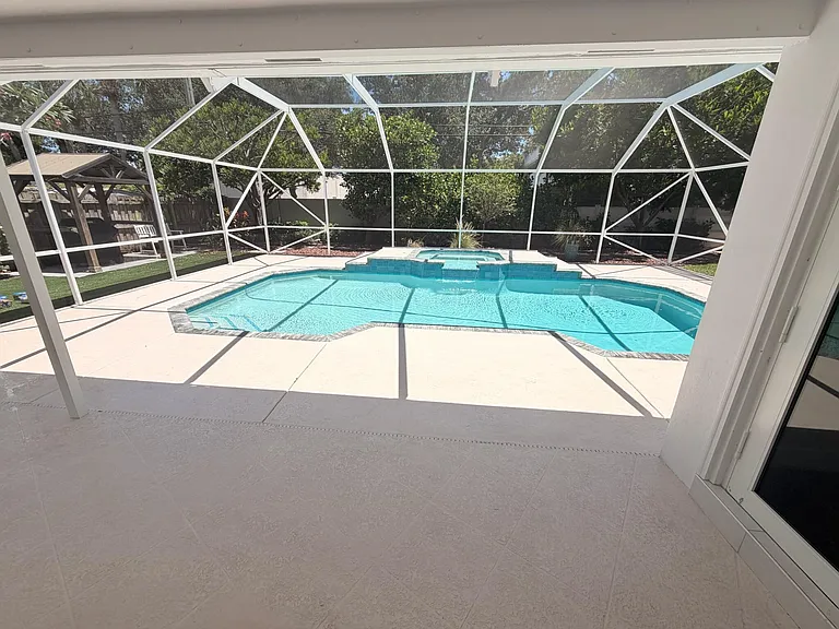 1390 NW 4th St — Photo 32
