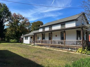 11 Maple St, Chester, MA 01011