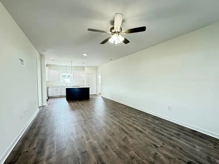 106 E Sillinger Dr — Photo 2
