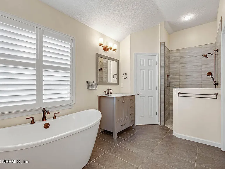 813 W American Eagle Dr — Photo 19