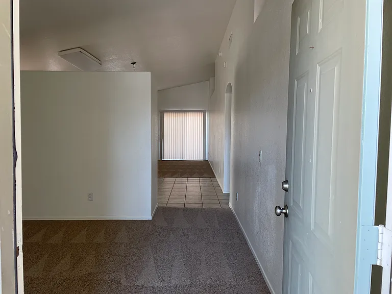 6831 S 33rd Dr — Photo 3