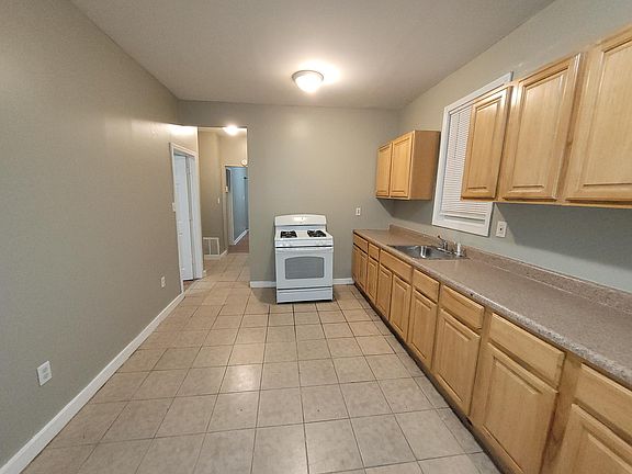 4th image of 33 Woodlawn Ave #1