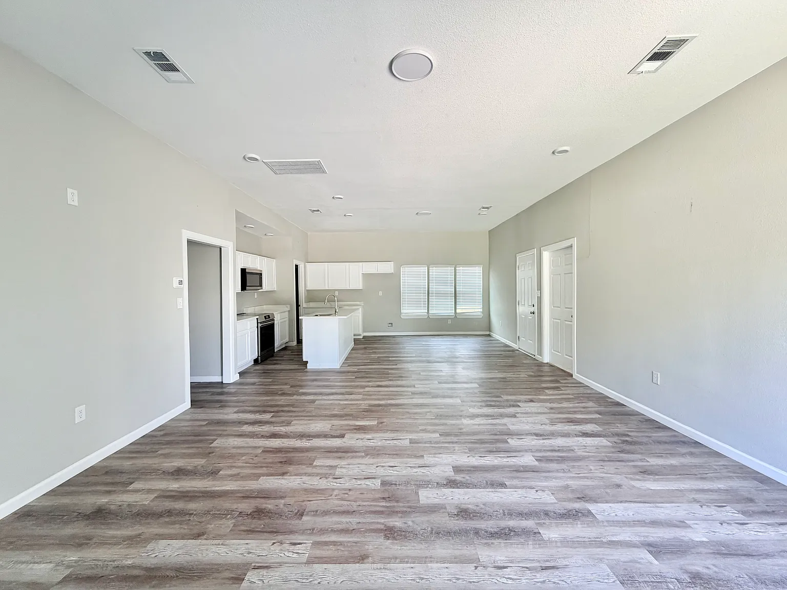3 bed, 2.5 bath, 1942 sqft, $2,095 — Photo 3