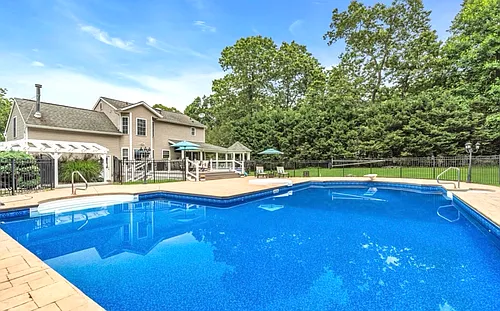 17 Peach Tree St Photo 1