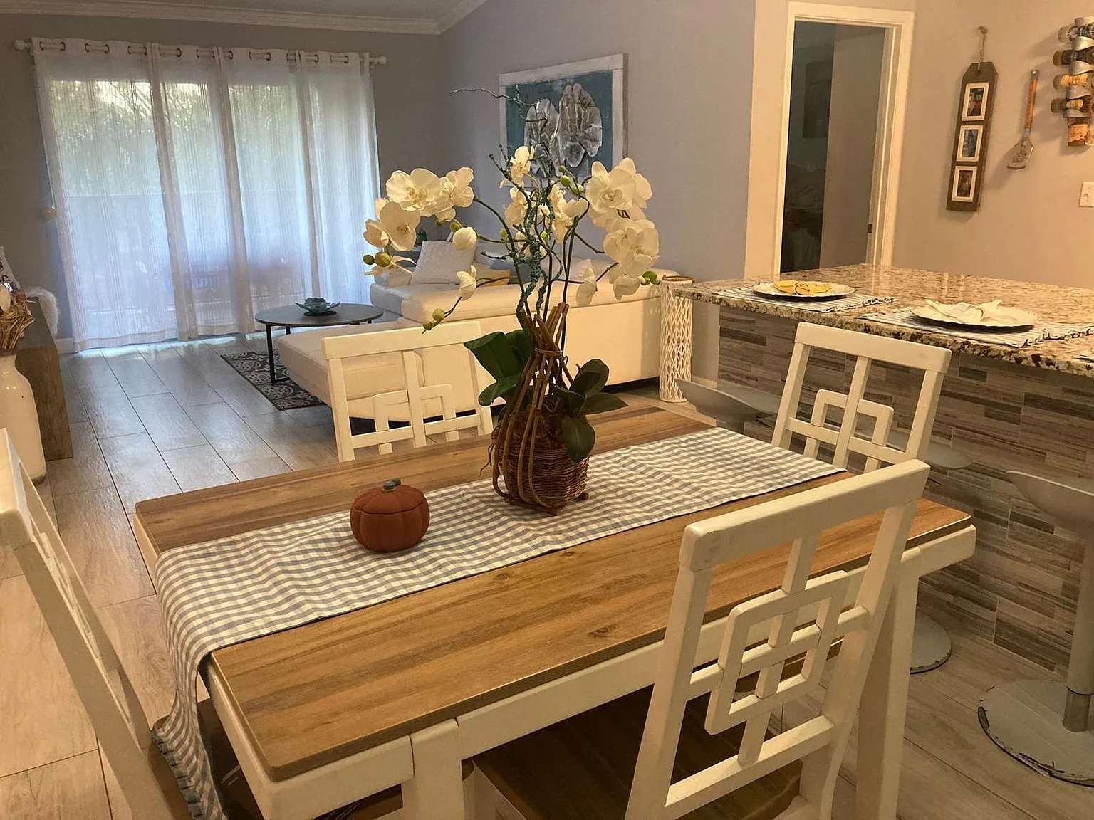 2 bed, 2.0 bath, 967 sqft, $2,300 — Photo 3