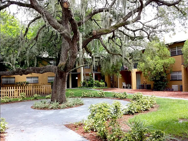 Oak Manor Apartment Homes — Photo 20