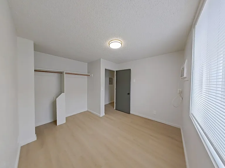 University Manor - Newly Renovated Units just a short walk from Campus! — Photo 24