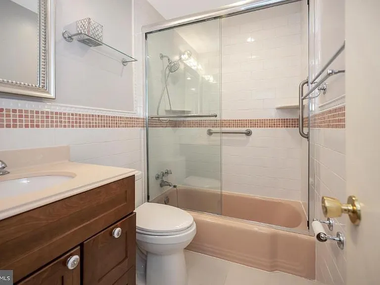 6507 Byron Ave — Photo 2