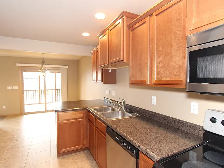 233 Woodfield Ct — Photo 2