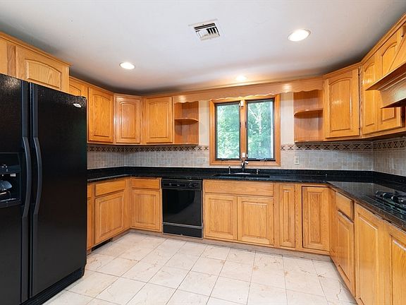 3rd image of 49 Randall St