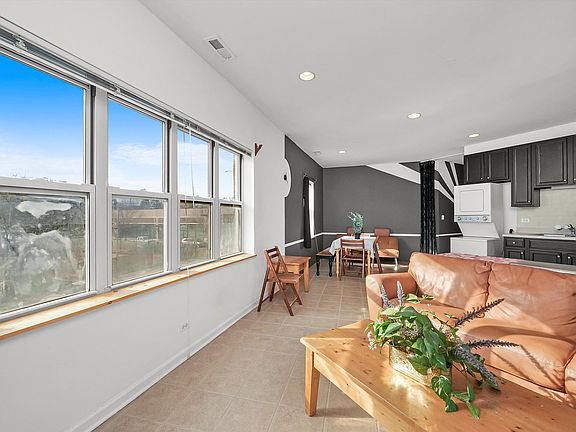 4th image of 3906 W Belmont Ave APT 4