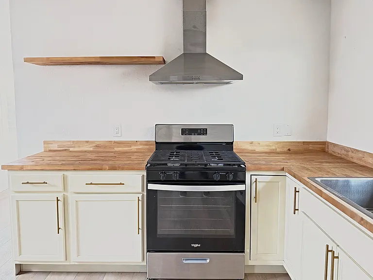 577 Florence St — Photo 9