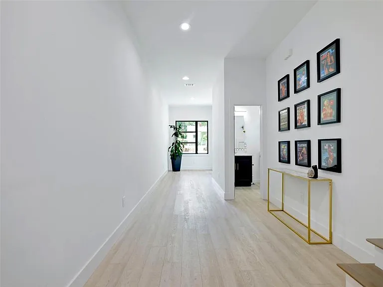 379 Enota Pl SW — Photo 5