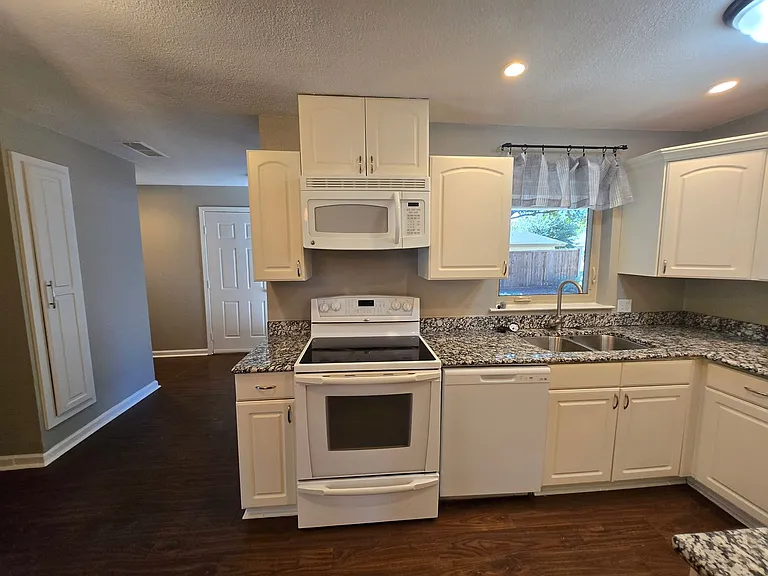1049 Summerplace Ln — Photo 36
