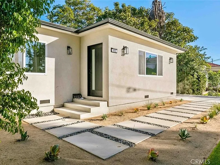 6842 Cedros Ave — Photo 2