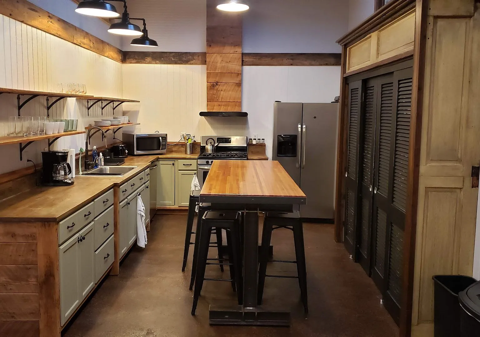 1/2 off 1 month-Charming Industrial 4 Bedroom/4 Bathroom Apartment in Pigtown, MD! — Photo 4