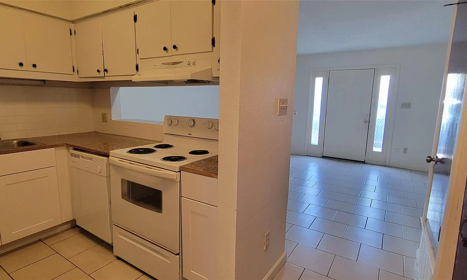 2 bed, 1.5 bath, 928 sqft, $875 — Photo 3