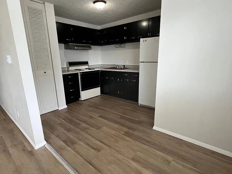 516 W Mulberry St — Photo 4