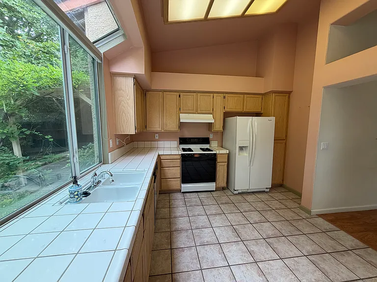 2833 Catalina Dr — Photo 12