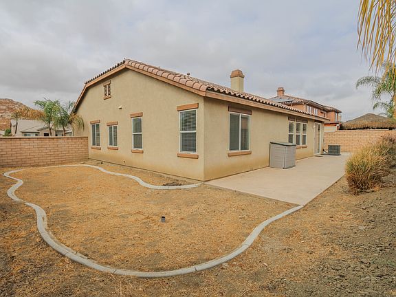 4th image of 966 Hawthorne Dr
