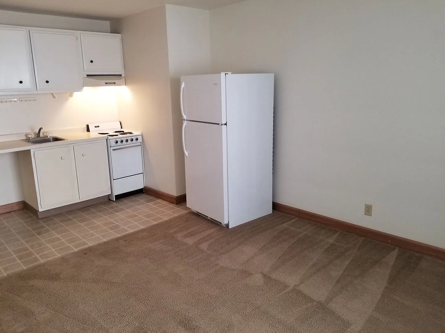 MAY RENT FREE - Sign on this Studio today! — Photo 4