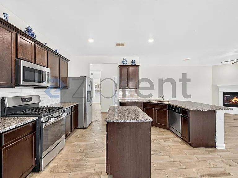 817 Evergreen St — Photo 16