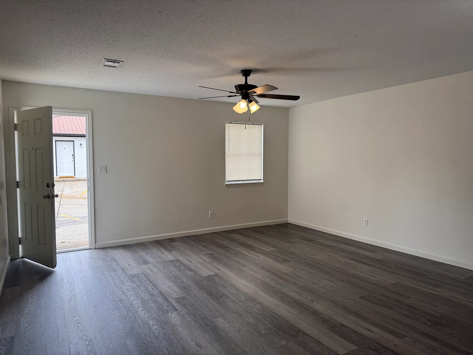 3 bed, $1,095 — Photo 2