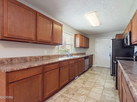 3rd image of 3917 Oakwood Ln