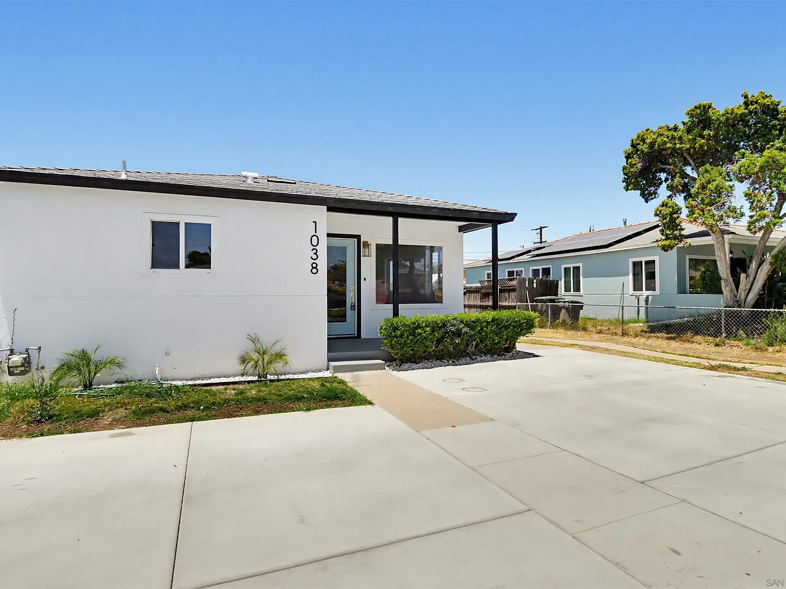 3 bed, 2.0 bath, 1044 sqft, $3,995 — Photo 4