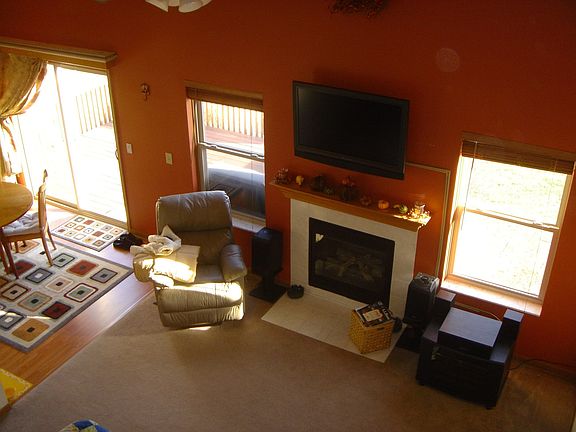 Spacious 2 story great room w/ 42" LCD TV to stay.