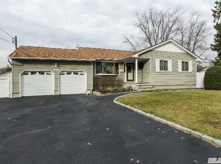 63 Shaw Ave, Islip, NY 11751