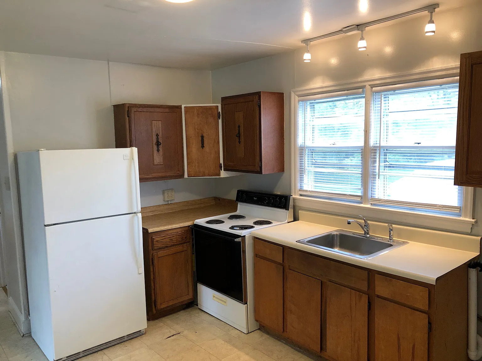 2 bed, 700 sqft, $1,220 — Photo 2