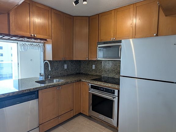 5th image of 3868 NE 169th St APT 404