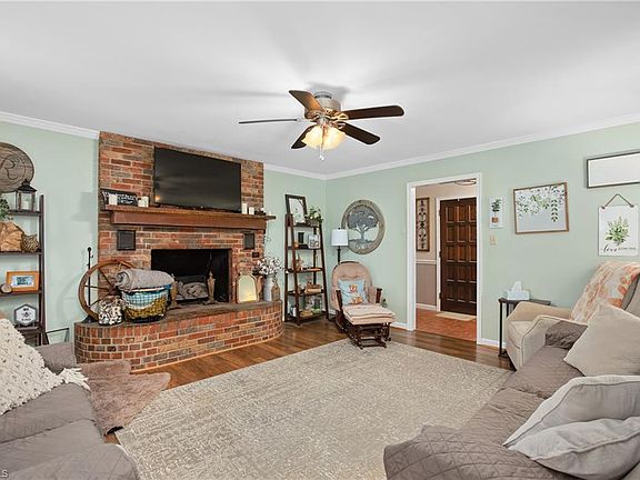 5th image of 208 Cardinal Ave