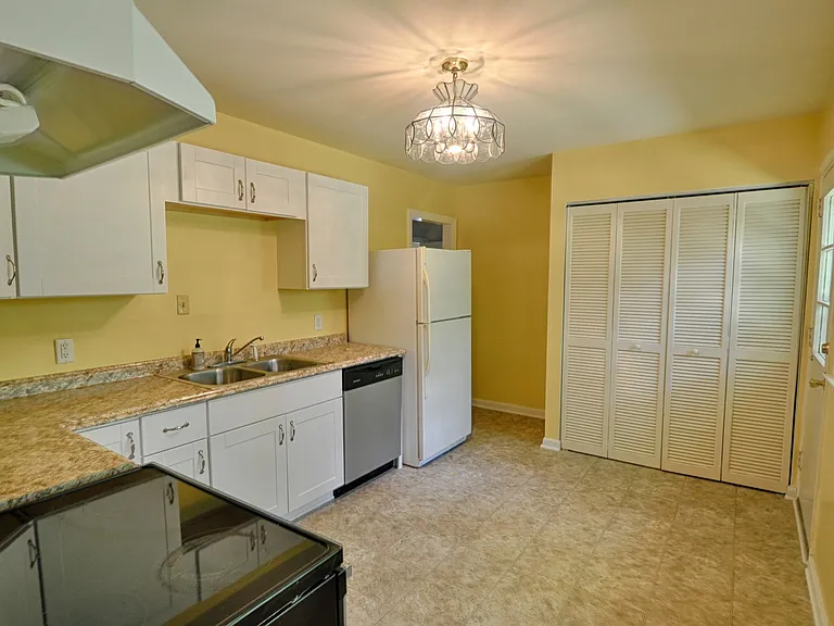 406 Hickory Dr — Photo 2