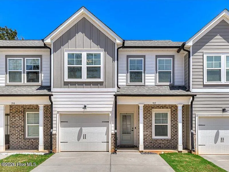 3 bed, 2.5 bath, 1689 sqft, $1,975 — Photo 4