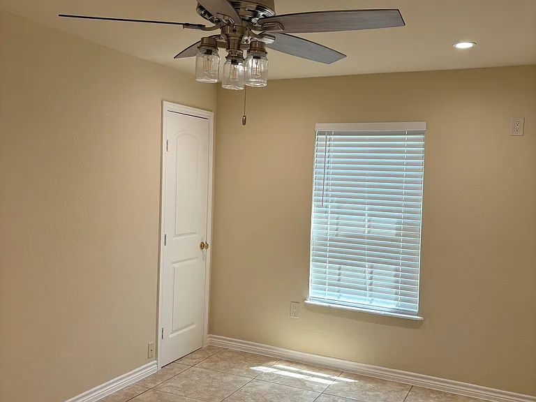 804 Clyde St — Photo 11
