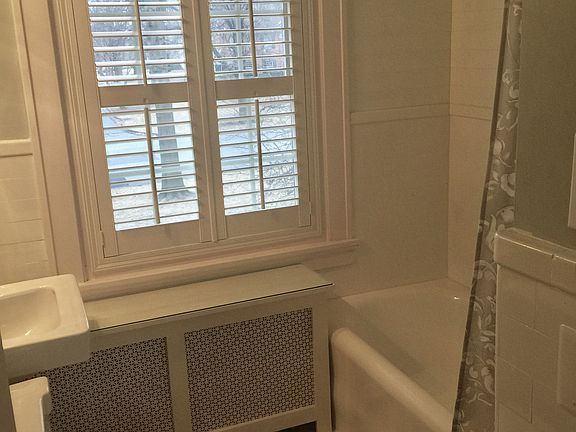 Full bath for 2 bedrooms