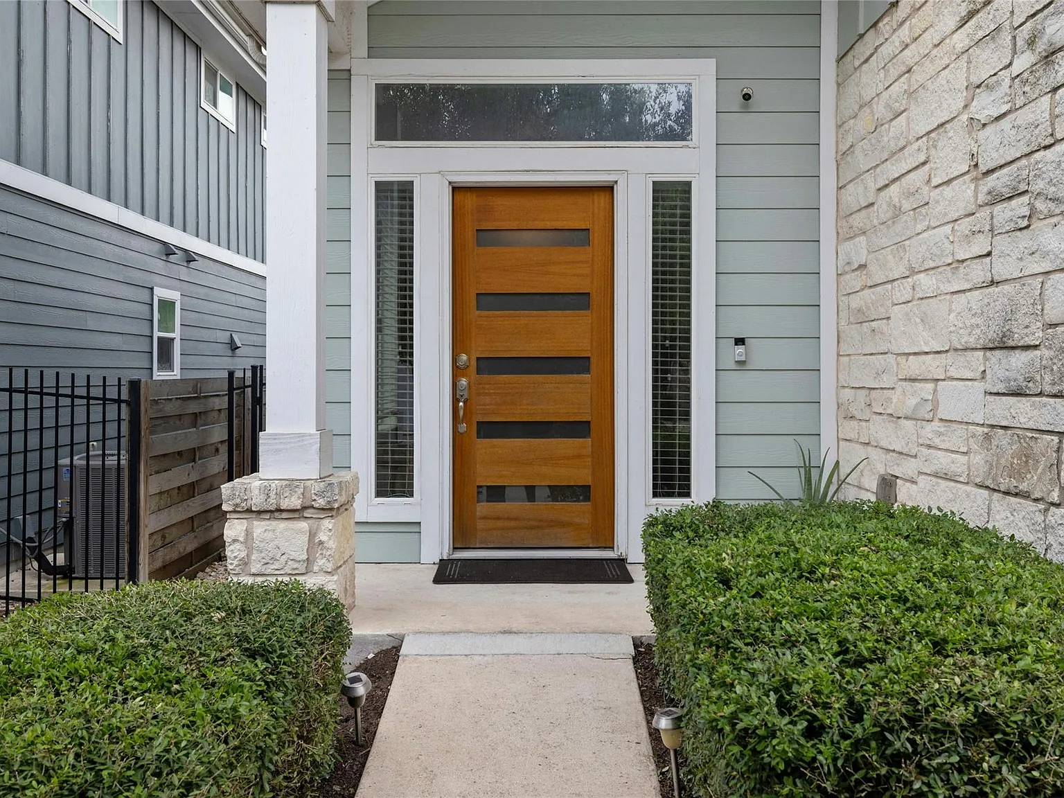 3 bed, 2.5 bath, 2035 sqft, $2,800 — Photo 3