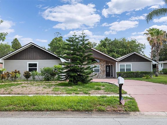 3rd image of 825 Park Ct