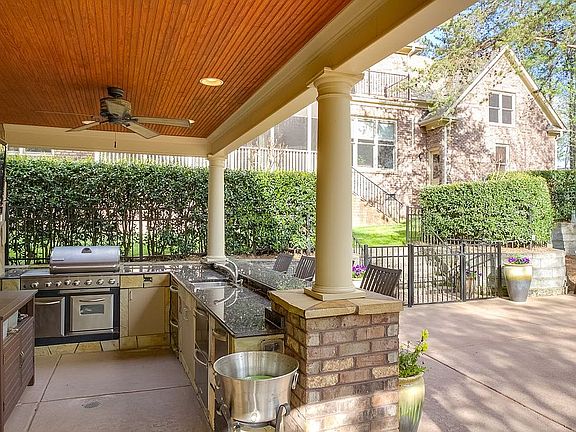 Outdoor kitchen w/ 1/2 bath